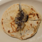 Pan árabe con za’atar y queso