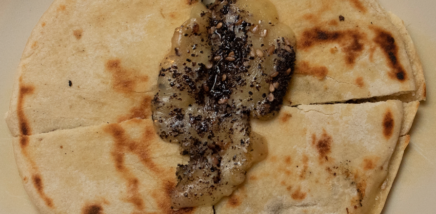 Pan árabe con za’atar y queso